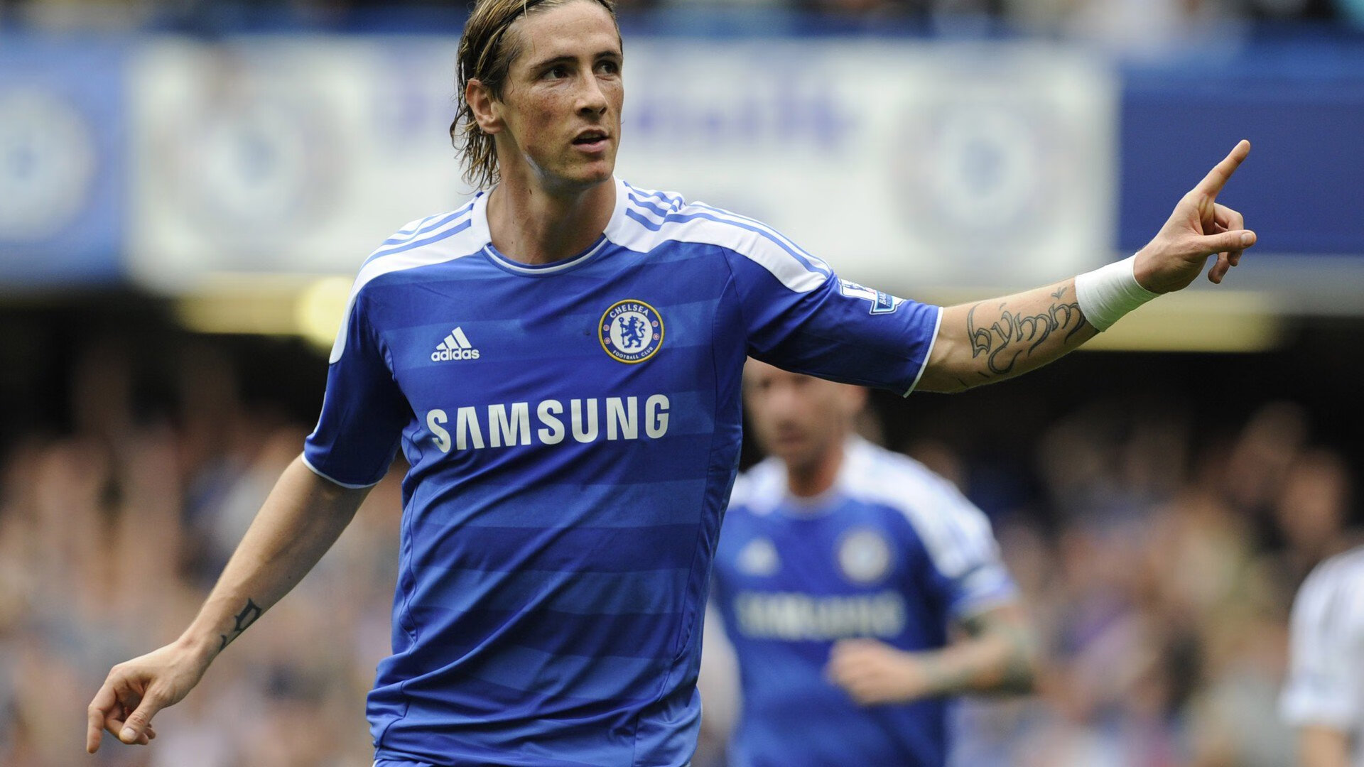 _场边观众：球迷盛会尽显激情_，球迷观赛时看到精彩瞬间,会激动得